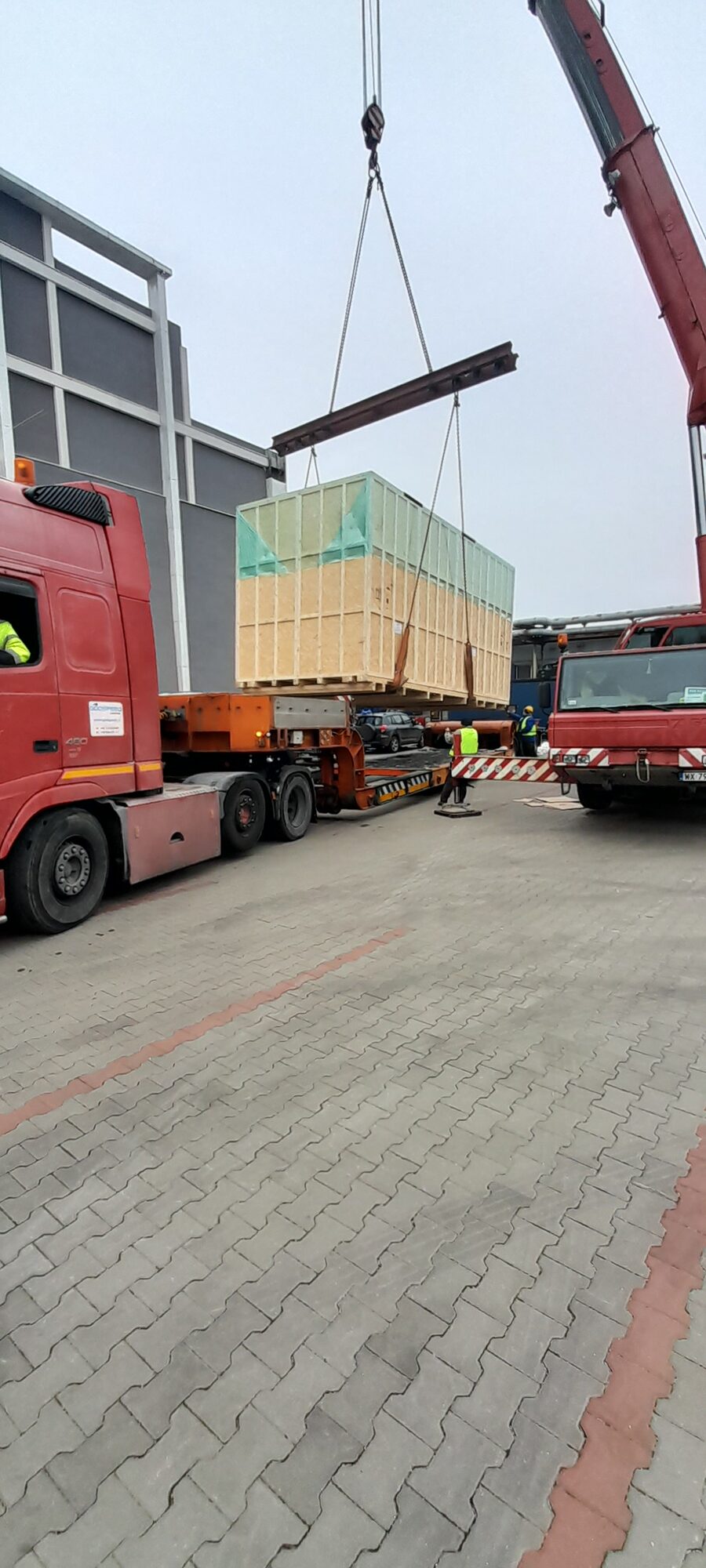 Załadunek skrzyni transportowej dźwigiem