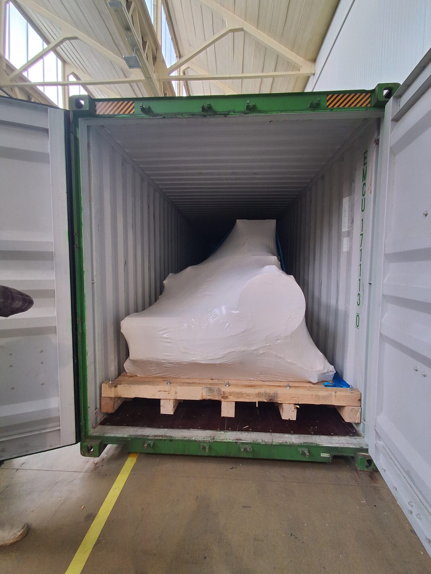 Maszyna zabezpieczona folią w kontenerze transportowym