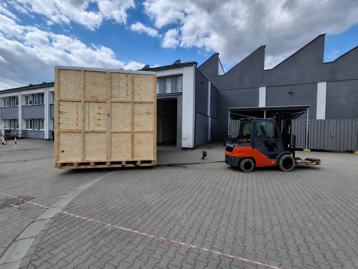 Pakowanie maszyny do kontenera transportowego