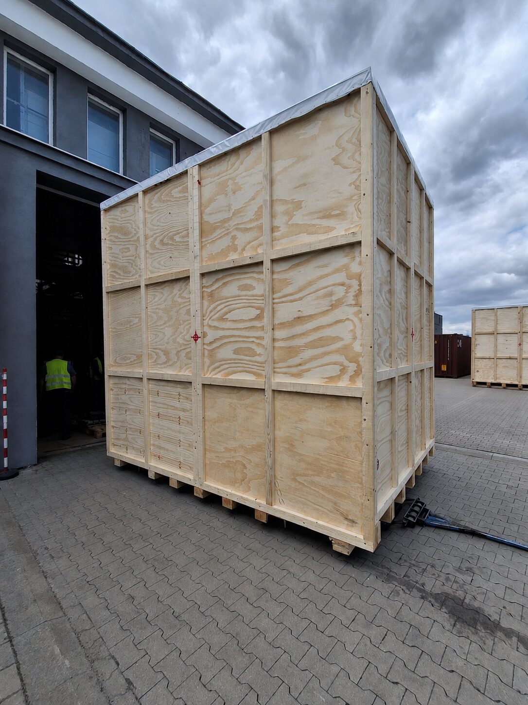 Skrzynia transportowa przygotowana do przewozu maszyny