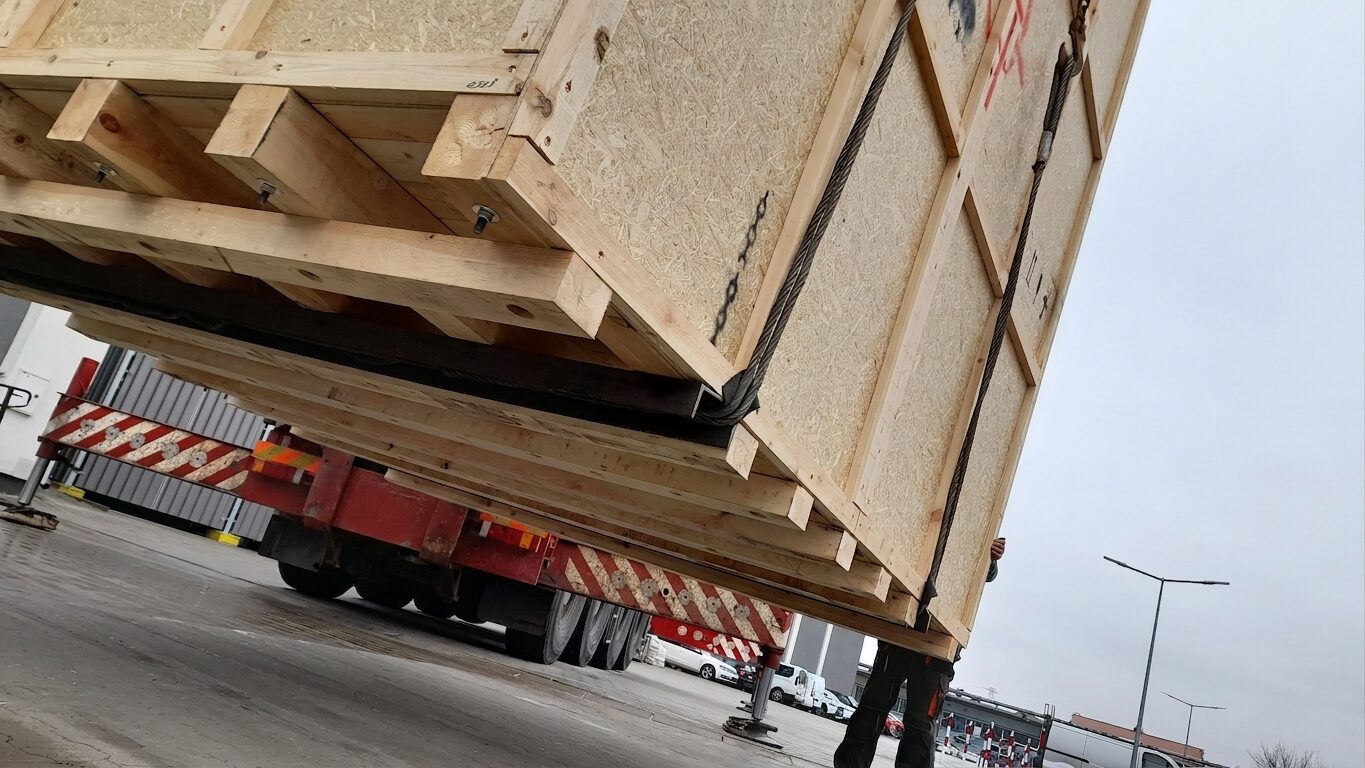 Załadunek skrzyni transportowej na naczepę